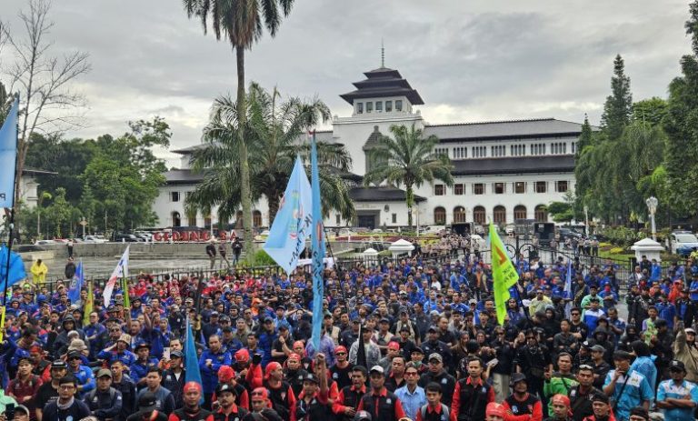 Ribuan Buruh Gelar Aksi Unjuk Rasa Besar Besaran Di Depan Gedung Sate